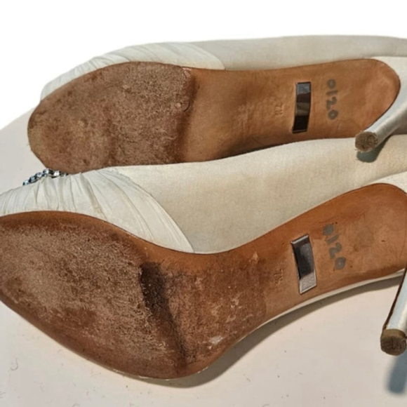 BADGLEY MISCHKA Cream Embellished Satin Peep-toe Pump. Size 71/2 M - Picture 13 of 14